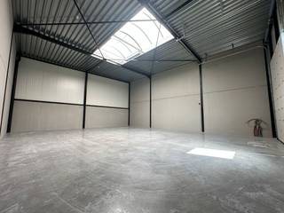Nieuwbouw KMO-unit te koop met een oppervlakte van 180 m² en 2 privatieve parkeerplaatsen te koop. De loods maakt deel uit van het...