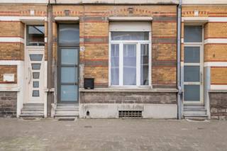 <p><strong>Te renoveren herenhuis met authentieke charme in Hoboken</strong></p>
<p>Op zoek naar een karaktervolle woning ? Dit deels te renoveren herenhuis biedt een unieke kans om een stijlvol en modern woing te realiseren, met behoud van authentieke elementen en royale ruimtes. De huidige eigenares heeft bepaalde zaken al vernieuwd zoals: verwarming, badkamer, bepaalde muren en plafonds. Helaas zijn de werken stilgevallen, wat een oppurtiniteit voor u is.</p>
<p><strong>Ideale ligging</strong><br />Gelegen in een rustige maar centrale buurt van Hoboken, geniet je hier van de perfecte combinatie van stadsleven en wooncomfort. Scholen, winkels, openbaar vervoer en grote invalswegen bevinden zich op korte afstand, waardoor deze locatie bijzonder praktisch is voor gezinnen en pendelaars.</p>
<p><strong>Ruimte en lichtinval</strong><br />Bij binnenkomst in de woning word je verwelkomd door een ruime inkomhal met authentieke tegels die leidt naar een open leefruimte met hoge plafonds en lange deuren. Dankzij de grote ramen geniet je hier van een aangename lichtinval en een ruimtelijk gevoel. De aansluitende keuken biedt volop mogelijkheden om een moderne, functionele kookruimte te creëren. Vanuit de keuken bereik je de gezellige tuin, die westelijk georiënteerd is en een heerlijke plek vormt om te ontspannen.</p>
<p><strong>Indeling</strong><br />✔ <strong>Gelijkvloers</strong>: Inkomhal, ruime leefruimte, keuken met toegang tot de tuin.<br />✔ <strong>Tussenverdieping</strong>: Douchekamer met lavabo en toilet.<br />✔ <strong>Eerste verdieping</strong>: Twee ruime slaapkamers met veel natuurlijk licht.<br />✔ <strong>Tweede verdieping</strong>: Nog eens twee volwaardige slaapkamers.<br />✔ <strong>Kelder</strong>: Droog en hoog, ideaal als extra opslagruimte of wijnkelder.</p>
<p><b>EPC: 245KwH/m²/jaar.</b></p>
<p>Ben jij klaar om van deze woning een unieke thuis te maken? Contacteer ons voor meer informatie of een bezichtiging!</p>