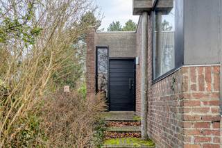 Langs de Maalse Steenweg bevindt zich dit verrassend ruim (378 m² bewoonbare oppervlakte), polyvalent huis (°1976 - EPC 249) op een perceel van 956m² te koop. Dit vrijstaand huis te koop biedt u naast een interessante (commerciële) ligging te Sint-Kruis (Brugge) tevens een lichtrijke woonkamer, polyvalente gelijkvloers (praktijkmogelijkheid, co-housing, kangoeroewoning...), 4 slaapkamers, dakterras, bureau, dubbele/inpandige garage, privatieve oprit voor enkele wagens aan.Indeling (circa 378 m² bewoonbare oppervlakte):Gelijkvloers (circa 214 m²):- Afzonderlijke inkomdeur tot deze polyvalente verdieping met mogelijkheid voor praktijk, co-housing, kangoeroewoonst, opslag...;- dubbele, inpandige garage + privatieve oprit met plaats voor enkele wagens;Eerste verdieping (circa 164 m²) toegankelijk via afzonderlijke inkomdeur:- Inkomhal met gastentoilet;- ruime, zonovergoten woonkamer voorzien van grote raampartijen, die u een uitzicht op groen / Ryckeveldebos biedt;- leefkeuken met praktische berging aansluitend;- 4 slaapkamers;- badkamer voorzien van ligbad, douche, dubbele lavabo in meubel;- bureau;- zonnig dakterras. De eigendom wordt aangeboden via de Power-sale formule. Op 13/12/2025 tussen 09:00 en 12:00 kan u de woning op afspraak komen bezichtigen en en bod uitbrengen. De vermelde prijs is een instelprijs.Aarzel zeker niet ons te contacteren indien dit bedrijfsvastgoed bestaande uit een kantoor met woonst te koop u mogelijks kan interesseren.