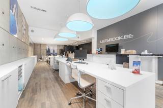 Te koop: instapklaar handelspand met unieke triplex-appartement in het hart van Dendermonde, gelegen in de levendige winkelstraat Oude Vest. Dit pand...