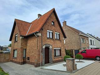 Deze instapklare vrijstaande woning in het hart van Aartrijke combineert comfort, ruimte en praktische troeven die je vandaag nog zelden vindt. Dankzij recente vernieuwingen en meerdere bijgebouwen is dit een ideale thuis voor wie houdt van rust, privacy en mogelijkheden.<br /><br />Recent vernieuwd & direct bewoonbaar<br /><br />De woning kreeg recent een nieuwe vloer en nieuw plafond in de living, keuken en veranda. Alles voelt fris, licht en verzorgd aan.<br />De hogerendements gasketel zorgt voor een energiezuinige verwarming, en er is geen verbouwverplichting — gewoon verhuizen en genieten.<br /><br />Ruime indeling met 3 slaapkamers<br /><br />De woning beschikt over 3 slaapkamers, ideaal voor een gezin of wie graag extra ruimte heeft voor bureau of hobby.<br />Er is een toilet boven en beneden.<br /><br />Handige extra’s die het verschil maken<br /><br />Waterdichte kelder van 4 × 2 m<br />Schoorsteen aanwezig voor wie graag een houtkachel plaatst<br />Regenput voor duurzaam watergebruik<br />Drijfkracht aanwezig<br />Gewelven voor de verdiepen<br />Rolluiken in elke ruimte, zonnewering in veranda<br /><br />Unieke buitenruimte & bijgebouwen<br />Achteraan het perceel vind je een indrukwekkend pakket aan extra ruimte:<br /><br />Carport van 4,5 × 7 m met rechtstreekse uitweg naar de Ossebilkstraat<br />Werkplaats van 12 × 5 m met garagepoort — ideaal voor zelfstandigen, hobbyisten of opslag<br />Bijgebouw van 8,5 × 5 m voor extra stockage, atelier of creatieve invulling<br />Serre<br /><br />Grote, mooie tuin met tal van mogelijkheden: speelruimte, moestuin, dieren, ontspanning…<br /><br />De combinatie van wooncomfort, grote tuin en uitzonderlijk veel bijgebouwen maakt dit een woning die je niet vaak tegenkomt in Aartrijke.