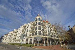 Lichtrijk appartement met een ruim zonnig terras gelegen in een prestigieuze residentie nabij het commercieel centrum.Indeling: Ruime inkom met...