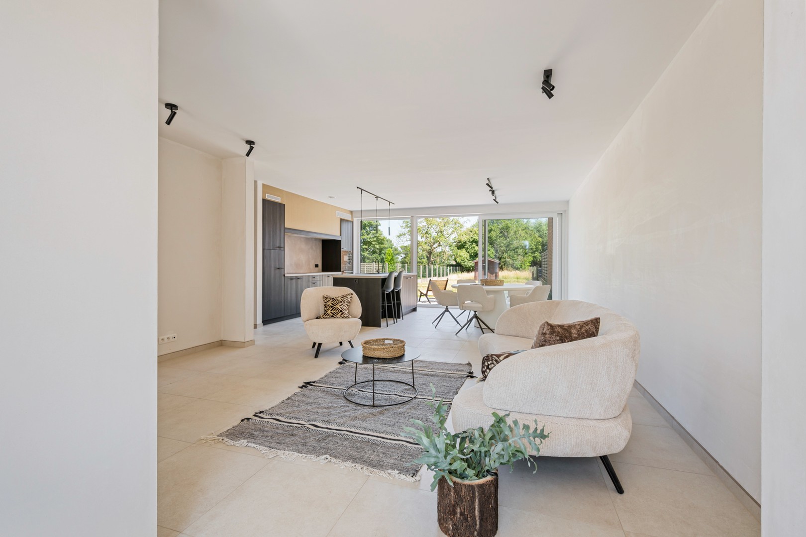 KOOP AAN VOOR 30/09/2026 EN ONTVANG EEN AANZIENLIJKE KORTING OP UW AANKOOPKOSTEN - Kwalitatief afgewerkte lichtrijke en ruime nieuwbouw woning met tuin en 3 volwaardige slaapkamers - foto 4