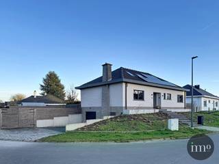 <p>In een rustige en residentiële wijk te Lennik bevindt zich deze modern ingerichte woning met een bewoonbare oppervlakte van 226 m². De woning combineert hedendaags comfort met een praktische indeling en is ideaal voor wie kwalitatief en grotendeels gelijkvloers wil wonen in een groene omgeving.</p>
<p>Op het gelijkvloers geniet u van een lichtrijke leefruimte met een aangename connectie naar de tuin. De strakke, moderne keuken is stijlvol ingericht en voorzien van kwalitatieve toestellen en hedendaags comfort.</p>
<p>Verder bevinden zich op het gelijkvloers twee volwaardige slaapkamers en een volledig geïnstalleerde badkamer. De zolderverdieping werd ingericht als een ruime derde slaapkamer en beschikt bovendien over een tweede geïnstalleerde badkamer.</p>
<p>Buiten biedt de woning een mooi aangelegde en ruime tuin waar rust en privacy centraal staan. Daarnaast is er een ruime garage aanwezig en beschikt de oprit over plaats voor twee bijkomende wagens, wat het praktisch comfort compleet maakt.</p>
<p>Een instapklare en modern afgewerkte woning op een gegeerde, rustige locatie in Lennik perfect voor wie comfort, ruimte en hedendaagse afwerking weet te appreciëren. +++ EPC A +++ 02/203.03.03 of info@immo-store.be</p>