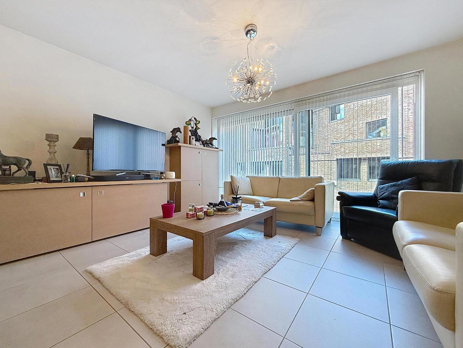 appartement met 2 slaapkamers, groot terras en garage. - foto 4