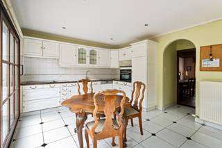 Gunstig gelegen halfopen bebouwing met 3 slaapkamers en gezellige stadstuin.Deze charmante woning verwelkomt u via een inkomhal met gastentoilet en...