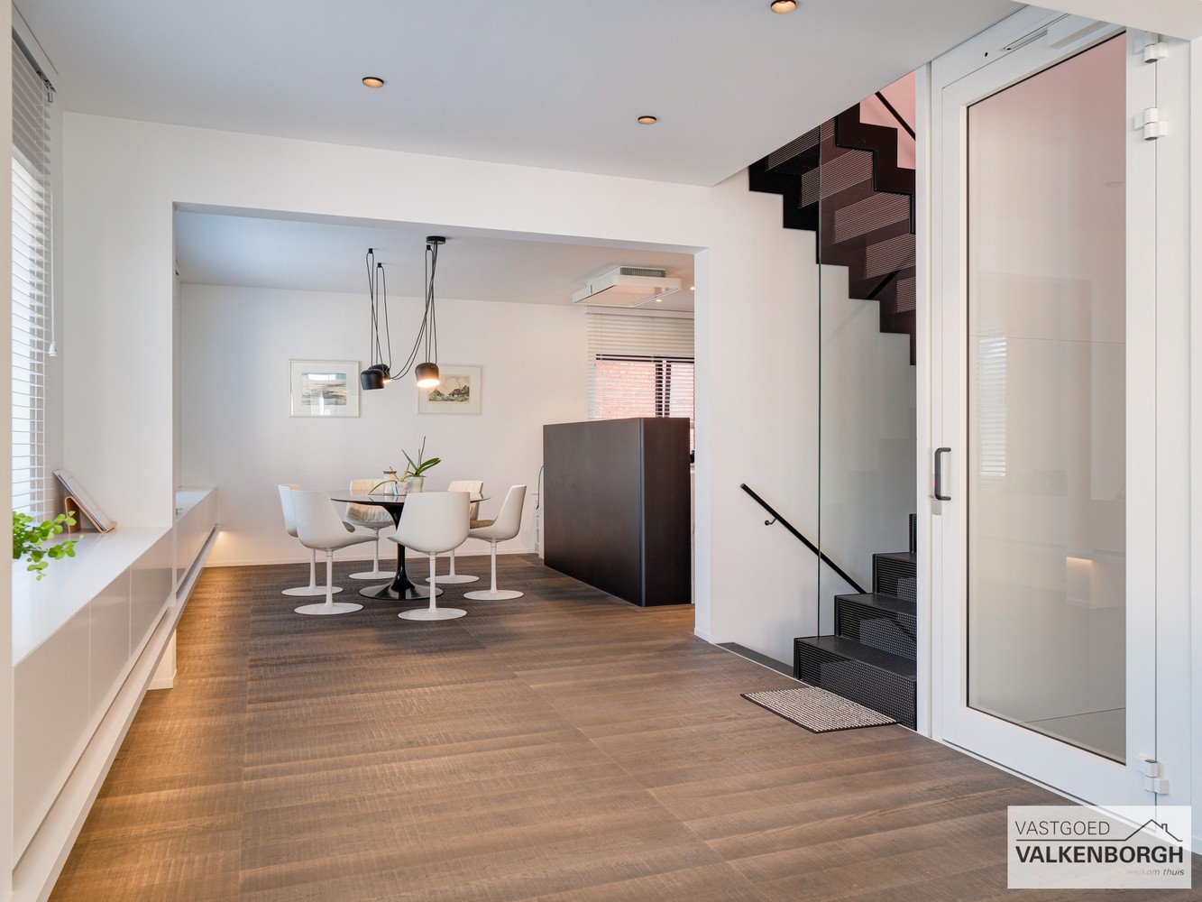 Exclusieve en luxueus afgewerkte herenwoning met lift en inpandige garage in hartje Hasselt. - foto 5