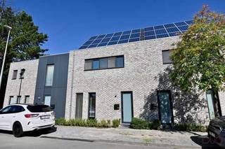 Rijwoning op nieuw Sint-Truiden.Deze omvat:inkomhal, gastentoilet, living en keuken (met vaatwasser, microgolf en oven van Siemens)Klein zonnig...