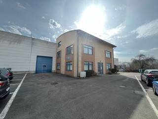 Het kantoorgebouw is gelegen naast de N93. Er zijn 10 parkeerplaatsen beschikbaar. Het gebouw bestaat uit 3 verdiepingen, met open en gesloten kantoren, sanitair en gemeenschappelijke kitchenette en een grote conferentieruimte op het 2e verdiep.