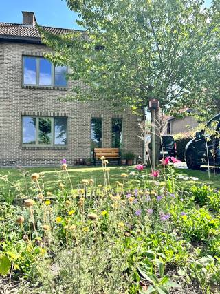 Op zoek naar een fantastisch gelegen, halfopen gezinswoning in Schelle?
Breng dan een bezoek aan deze parel in de Tolhuisstraat. 604m² tuin, pal op het zuiden. Of je nu houdt van zonnebaden of tuinieren, hier kan het allemaal. Op zoek naar een nieuwe hobby? Achteraan in de tuin staat een gigantische serre waarin je groenten kan kweken voor het hele gezin.
Naast een zonnige leefruimte met peletkachel, ruime keuken en een inkomhal met gastentoilet, vind je op de eerste verdieping 3 slaapkamers, een badkamer en een washok. Onder de nok van het dak bevindt zich nog een enorme, af te werken zolderruimte, met plaats voor 2 extra slaapkamers.
Naast de woning kan je drie wagens kwijt op de oprit.
De woning kreeg onlangs nieuwe ramen en deuren en werd verder goed onderhouden. Mits wat extra liefde is dit een huis dat klaar is voor zijn tweede jeugd.
Deze woning wordt rechtstreeks verkocht door de eigenaars, immokantoren mogen zich onthouden.
Bezoekje? WELKOM (na afspraak) OP ONZE KIJKDAG OP ZATERDAG 26.09