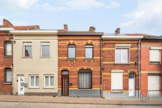 Ontdek deze volledig instapklare gerenoveerde woning met 4 slpk en tuin, rustig gelegen in de Oudestraat, en dit nabij centrum van Ronse.De indeling...