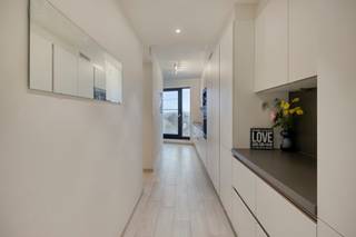 AFSPRAAK MAKEN ENKEL VIA MAIL/CONTACTAANVRAAG.Dit lichtrijke appartement met twee slaapkamers bevindt zich op de vijfde verdieping van een moderne...