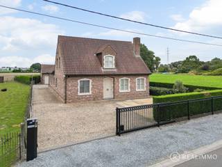<strong>Ligging:</strong><br />Deze alleenstaande villa is rustig gelegen in Sint-Eloois-Vijve, op slechts 5 minuten van het centrum van Waregem en vlakbij de belangrijkste invalswegen. De woning bevindt zich op een perceel van 911m², omringd door groen, en beschikt over een bewoonbare oppervlakte van 276m². Dankzij de ruime indeling, de aanwezigheid van een slaapkamer of bureau op het gelijkvloers en de vele bergruimtes is dit een woning met heel wat mogelijkheden.<br /><br /><strong><u>Indeling:</u></strong><br />Via de inkomhal kom je terecht in de ruime leefruimte met eetplaats en gezellige houthaard. Aansluitend bevindt zich de zeer ruime, geïnstalleerde keuken waar voldoende plaats is voor een ontbijthoek. Verder beschikt het gelijkvloers over een praktische wasberging, een ruime droge kelder, twee badkamers, een apart gastentoilet en een extra kamer die perfect kan dienen als slaapkamer, bureau of praktijkruimte.<br /><br />Vanuit zowel de leefruimte als de keuken is er rechtstreeks toegang tot het zuidgerichte terras. Op de verdieping bevinden zich drie ruime slaapkamers, een verder af te werken badkamer & dressing, en een polyvalente ruimte die naar eigen wens kan worden ingericht.<br /><br />Achteraan het perceel bevindt zich een vrijstaande garage van 40m² met een zolderverdieping, ideaal als garage, opslag- of hobbyruimte. Verder hebben we een ruime tuin, volledig omringd door groen en met veel privacy.<br /><br /><u><strong>Technisch:</strong></u><br />De elektrische installatie werd recent conform gekeurd. De woning beschikt over een EPC C, waardoor er geen renovatieverplichting van toepassing is. Verder is de woning ook uitgerust met centrale verwarming op mazout, rolluiken, deels elektrisch, en een regenwaterput van 10.000 liter met recent vernieuwde pomp.<br /><br /><u><strong>Grootste troeven:</strong></u>
<ul>
<li>Rustige ligging nabij Waregem</li>
<li>276m² bewoonbare oppervlakte</li>
<li>4 slaapkamers of bureau op het gelijkvloers</li>
<li>Vrijstaande garage van 40m²</li>
<li>EPC C (12 zonnepanelen en 2 thuisbatterijen)</li>
<li>Asbestveilig</li>
</ul>
<u><strong>Contact</strong></u><br />Meer info of een bezoek ter plaatse? Contacteer Cedrik op 0472 66 56 64 of via cedrik@real-immo.be.