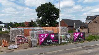 Elke zondag welkom op ons kantoor van 10u-12u voor meer info over de nieuwbouwprojecten! <br /><br />De linkerwoning heeft een bruto-oppervlakte van 173m² en is praktisch opgedeeld. Via de inkomhal met toilet kom je binnen in de woning. Aansluitend bevindt zich de ruime bureaukamer, ideaal als thuiswerkplek of extra multifunctionele ruimte. Wanneer je vanuit de inkomhal verder doorloopt, kom je terecht in de ruime living waar zich tevens ook de trap naar de bovenverdieping bevindt.<br /><br />Vanuit de living kan je via de hal naar de keuken, waar je dankzij het zicht op het terras een aangename verbinding met de buitenruimte ervaart. Aansluitend aan de keuken bevindt zich een praktische berging, ideaal voor extra opbergruimte en dagelijks comfort.<br /><br />Op de eerste verdieping kom je via de hal bij drie volwaardige, lichtrijke slaapkamers en een badkamer. De master bedroom beschikt bovendien over een aparte dressing, wat zorgt voor extra comfort en een praktische indeling.<br /><br />Ook buiten werd er aandacht besteed aan comfort en gebruiksgemak. Bij de woning wordt een carport voorzien, wat zorgt voor extra parkeergelegenheid en een overdekte plaats voor de wagen. Dit vormt een mooie aanvulling op de praktische indeling van de woning.<br /><br />Ook op vlak van energiezuinigheid scoren deze woningen uitstekend. Dankzij de warmtepomp, zonnepanelen en het ventilatiesysteem D woon je niet alleen comfortabel, maar ben je ook helemaal voorbereid op de toekomst. De combinatie van moderne bouwtechnieken en energiezuinige voorzieningen zorgt bovendien voor een aangenaam binnenklimaat en een efficiënter energieverbruik.<br /><br />Een bijzonder interessante troef is de constructie aan slechts 6% btw. Hierdoor wordt nieuwbouw financieel extra aantrekkelijk. De woningen worden bovendien volledig afgewerkt opgeleverd, zodat je na de oplevering meteen kan genieten van je nieuwe thuis. De oplevering is voorzien voor januari 2027, waardoor je binnenkort kan verhuizen naar een moderne woning die volledig klaar is voor de toekomst.<br /><br />Pluspunten:<br />- Constructie aan slechts 6% btw<br />- Volledig afgewerkt bij oplevering<br />- Oplevering voorzien in januari 2027<br />- Moderne halfopen bebouwing<br />- Extra lichtinval en privacy dankzij de halfopen structuur<br />- Carport voor extra parkeergelegenheid<br />- 3 volwaardige slaapkamers<br />- Master bedroom met aansluitende dressing<br />- Warmtepomp<br />- Zonnepanelen<br />- Ventilatiesysteem D<br />- Moderne architectuur<br />- Energiezuinige nieuwbouwwoning<br /><br />Maatregelen opgenomen in het Maatregelenregister: nee<br /><br />Prijsoverzicht:<br />- Grondwaarde: € 150.000,00<br />- Registratiekosten: € 18.000,00<br />- Constructiewaarde: € 275.450,00<br />- BTW 6%: € 16.527,00<br />Totale aankoopprijs: € 459.977,00<br /><br />Voor een bezichtiging ter plaatse of meer info, bel ons op 078/78.78.70, of kom gewoon binnen op ons kantoor, steeds welkom!