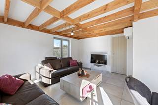 Westhinder II is een vakantiedomein gelegen tussen Oostduinkerke en Koksijde Dorp, op enkele minuten van de zee en centraal aan de westkust. Deze woning is volledig afgewerkt en voorzien van een zonovergoten terras in beton. Dankzij de gunstige ligging binnen het domein is deze ook zeer privatief en lichtrijk.<br /><br />De vakantiewoning is ingedeeld als volgt:<br />Inkomhal met toilet, 1 slaapkamer, badkamer met inloopdouche, leefruimte met open keuken, zuidgericht terras met tuin en toegang tot de berging.<br />Via de trap in de inkomhal kom je op de eerste verdieping waar een ruime nachthal de verbinding maakt met 2 slaapkamers. <br /><br />Enkele troeven:<br />Parkeerplaats aan de woning<br />Privatieve zonnepanelen en regenwaterput<br />Betere afwerking met zongericht terras<br />Verkoop onder btw-regime van 21%