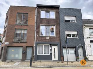 <p><span>Deze verzorgde gesloten bebouwing combineert hedendaags wooncomfort met een interessante investeringsopportuniteit. Via de ruime inkomhal met apart gastentoilet betreedt u de woning. Verder beschikt het gelijkvloers een gezellige woonkamer met een moderne open ingerichte keuken en een aparte was- en stookplaats.</span></p><p><span>Op de eerste verdieping bevinden zich een ruime slaapkamer en een ruime moderne badkamer uitgerust met een douche, bubbelbad, lavabomeubel met lavabo en een toilet. De tweede verdieping biedt nog een tweede slaapkamer en een zolderkamer, die perfect kan dienen als extra slaapkamer, bureau of opbergruimte.</span></p><p><span>De woning wordt verwarmd op aardgas, beschikt over een conforme elektrische installatie en behaalt een zeer gunstig EPC-label B, wat garant staat voor energiezuinig wooncomfort.</span></p><p><span>Momenteel is de woning verhuurd aan €825,- per maand, waardoor u als investeerder meteen geniet van een interessant en onmiddellijk rendement.</span></p><p><span>De ligging vormt een absolute troef: op wandelafstand van het station van Sint-Niklaas en in de nabijheid van winkels, scholen, openbaar vervoer en het stadscentrum, met een vlotte verbinding naar belangrijke invalswegen.</span></p><p><span>Mis deze kans niet! Voor meer informatie of een bezoek, contacteer ons vandaag nog via 03 500 05 40.</span></p>