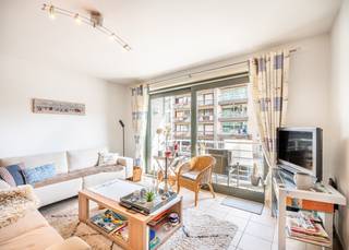 <p>Met trots presenteren wij u dit stijlvolle appartement voor, gelegen op de tweede verdieping van de kleinschalige residentie "Eos". Dit instapklare appartement is gelegen in de Strandlaan te Sint-Idesbald, vlakbij de zee en het commerciële centrum. Het pand heeft een bewoonbare oppervlakte van 71 m², wat ideaal is voor zowel een tweede verblijf aan zee als voor permanente bewoning.<br /><br />Het appartement werd als volgt ingedeeld: Inkomhal met vestiaire | lichtrijke leefruimte met volledig uitgeruste keuken en toegang tot terras met zijdelings zeezicht | badkamer met bad, douchegarnituur en dubbele lavabo in meubel | afzonderlijk toilet met lavabo | 1ste slaapkamer | 2de slaapkamer met bijkomende douche en lavabo in meubel.<br /><br />Het appartement beschikt over een private kelderberging op de ondergrondse verdieping. Daarnaast is er in het gebouw een zeer ruime, gemeenschappelijke fietsenberging aanwezig.<br /><br />Bent u op zoek naar een 2de verblijf of appartement voor vaste bewoning vlakbij zee en centrum ? Aarzel dan niet en contacteer ons voor een bezoek.</p>