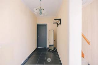 <p><span>GENT - Lichtrijke hoekwoning met drie slaapkamers en aangename stadstuin</span></p><p><span> </span></p><p><span>Gelegen langs de Zwijnaardsesteenweg en nabij openbaar vervoer, winkels, scholen en de Gentse Binnenstad, treffen we deze lichtrijke halfopen bebouwing met drie volwaardige slaapkamers.<br />Daarnaast geniet de woning van een aparte bureauruimte, een praktische wasberging en een zonnige tuin met buitenberging.</span></p><p><span> </span></p><p><span>De woning combineert een praktische indeling met aangename lichtinval en biedt dankzij de aparte bureauruimte bovendien extra flexibiliteit. Deze ruimte leent zich uitstekend voor wie een thuiswerkplek of afzonderlijke ruimte voor een bijberoep wenst, maar kan eveneens bij de leefruimte worden gevoegd.</span></p><p><span> </span></p><p><span> </span></p><p><span>Enkele troeven in een notendop</span><span>: </span></p><ul><li><span>Centrale ligging</span></li><li><span>Halfopen bebouwing </span></li><li><span>Drie volwaardige slaapkamers</span></li><li><span>Stadstuin met terras en tuin-/fietsenberging</span></li><li><span>Keuken voorzien van alle comfort</span></li><li><span>Conforme elektriciteit</span></li><li><span>Asbestveilig</span></li><li><span>Geen renovatieplicht</span></li></ul><p><span> </span></p><p><span> </span></p><p><span>Indeling</span><span>: Inkomhal met vestiaire, lichtrijke leefruimte met open keuken voorzien van basistoestellen, aparte berging met aansluiting voor wasmachine, gastentoilet en aparte bureauruimte (kan aan de leefruimte toegevoegd worden), drie volwaardige slaapkamers, badkamer met lavabomeubel, toilet, ligbad en douchewand, nachthal met toegang tot de zolderberging.</span></p><p><span> </span></p><p><span> </span></p><p><span>Belangrijk</span><span>: </span></p><p><span>Richtprijs: 449.000 EUR</span></p><p><span>EPC: 368 kWh/m² jaar (UC: 20260903-0003947116-RES-1)</span></p><p><span>Geen renovatieverplichting</span></p><p><span> </span></p><p><span>Benieuwd? Contacteer Axel Lenaerts makelaars voor meer info of een bezoek via <span>Laurens@axellenaerts.be</span></span><span> of 09 245 24 24 </span></p><p><span> </span></p>