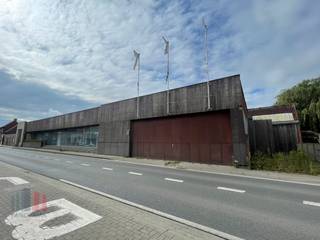 Multifunctioneel bedrijfsgebouw bestaande uit een ruimte showroom met kantoren 1.605 m² in combinatie met 3.987 m² magazijnruimte op een terrein...