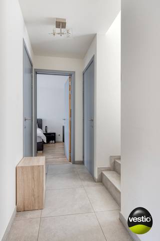 Instapklare stadswoning (bouwjaar 2014) met dakterras te Hoeselt<br /><br />Gelegen in de rustige Gieterijstraat te Hoeselt vindt u dit verzorgd appartement, gebouwd in 2014, met 2 slaapkamers, ideaal voor wie op zoek is naar comfortabel wonen dicht bij alle voorzieningen.<br /><br />Op de eerste verdieping geniet u van een ruime, lichtrijke leefruimte met open ingerichte keuken — de perfecte plek om te ontspannen of gezellig te tafelen. Het appartement beschikt over 2 volwaardige slaapkamers, een badkamer met inloopdouche en een apart toilet voor extra comfort.<br /><br />Een absolute troef is het aangename dakterras, waar u op elk moment van de dag kan genieten van buitenlucht en privacy.<br /><br />Verder beschikt dit appartement over:<br />Een aparte berging in het appartement zelf<br />Een overdekte parkeerplaats<br />Een extra bergruimte<br /><br />Dankzij het bouwjaar 2014 mag u rekenen op een moderne indeling en energiezuinige standaarden.<br /><br />Een gunstig gelegen appartement met alle nodige troeven — ideaal als eerste aankoop, belegging of voor wie graag op maat en zonder zorgen wil wonen.<br /><br />Voor meer info of een bezoek ter plaatse neem contact op met michiel@vestio.com of 0478 30 04 25.