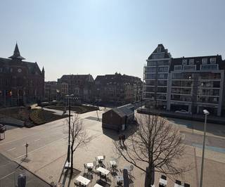Ontdek dit gezellig en goed onderhouden appartement, ideaal gelegen in het hart van Knokke, op wandelafstand van het Van Bunnenplein en het strand.<br /><br />Dit energiezuinige appartement bevindt zich op de derde verdieping en geniet van een uitstekende oriëntatie aan de zonnekant van het Alfred Verweeplein, wat zorgt voor veel natuurlijk licht en een aangename woonbeleving.<br /><br />Recent werden alle ramen vernieuwd en werd de cv-ketel vervangen door een hoog rendement condensatieketel, wat bijdraagt aan het comfort en de energiezuinigheid van het appartement.<br /><br />Dankzij de centrale ligging bevindt u zich midden in het bruisende Knokke, met winkels, restaurants en alle voorzieningen binnen handbereik.<br /><br />Interesse? Bezoeken zijn mogelijk op afspraak via vastgoed@gysemansgroep.be.<br />Of Contacteer Dirk Gysemans op 0475/60 15 15.