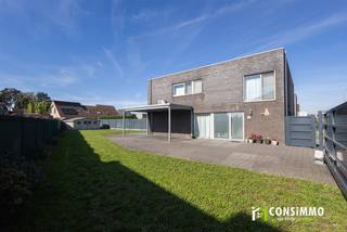 Bent u op zoek naar een moderne en bijzonder energiezuinige gezinswoning met een ruime tuin? Deze woning aan de Speltstraat 1 in Oudsbergen (Opglabbeek), gebouwd in 2014, combineert een aangename woonoppervlakte van 140 m² met drie slaapkamers, praktische leefruimtes en een perceel van 577 m².<br /><br />Met een uitzonderlijk EPC-label A en een energiescore van slechts 33 kWh/m² per jaar geniet u bovendien van uitstekende energetische prestaties. De zuidwestgerichte tuin, carport en bijkomende parkeergelegenheid maken het geheel compleet.<br />Indeling<br /><br /><strong>Indeling:</strong><br />Via de inkomhal betreden we de woning en bereiken we de ruime en lichtrijke woonkamer. De grote raampartijen zorgen voor een aangename natuurlijke lichtinval en een mooie verbinding met de achterliggende tuin.<br />Aansluitend bevindt zich de geïnstalleerde keuken, die beschikt over voldoende werk- en kastruimte. Verder treffen we op het gelijkvloers een praktische berging en een afzonderlijke wasplaats, ideaal voor extra opslagruimte en huishoudelijke voorzieningen.<br /><br />Via de trappenhal bereiken we de verdieping, waar de nachthal toegang biedt tot drie slaapkamers en de badkamer. De praktische indeling zorgt ervoor dat de beschikbare ruimte optimaal wordt benut.<br /><br />Buiten geniet u van een zuidwestgerichte tuin, waar u volop kunt ontspannen en van de namiddag- en avondzon kunt genieten. Het terras vormt een aangename verlenging van de leefruimte, terwijl het tuinhuis bijkomende opslagmogelijkheden biedt.<br /><br />De woning beschikt bovendien over een carport en extra parkeergelegenheid op eigen terrein.<br /><br /><u><strong>Technische informatie</strong></u><br />De woning werd gebouwd in 2014 en onderscheidt zich door haar uitstekende energetische prestaties. Met een EPC-label A en een uitzonderlijk lage energiescore van slechts 33 kWh/m² per jaar behoort energiezuinigheid tot de absolute troeven van deze eigendom.<br /><br />De woning wordt verwarmd op aardgas en beschikt daarnaast over een airco-warmtepomp die zowel kan verwarmen als koelen, wat zorgt voor extra comfort in elk seizoen. Bovendien zijn er 12 zonnepanelen met een totaal piekvermogen van 4.860 Wp aanwezig, die bijdragen aan een energiezuinige werking van de woning.<br /><br />Ook de elektrische installatie is conform en goedgekeurd. Dankzij de uitstekende energetische prestaties is er geen renovatieverplichting van toepassing en is het pand instapklaar. Met een bewoonbare oppervlakte van 140 m² op een perceel van 577 m² combineert deze woning hedendaags wooncomfort met een bijzonder gunstig energieverbruik.<br /><br /><u><strong>Buurtinformatie</strong></u><br />De woning geniet van een aangename ligging nabij het centrum van Opglabbeek, waar rustig wonen en dagelijkse voorzieningen mooi samenkomen. Winkels, supermarkten, bakkers, scholen, horeca en openbaar vervoer bevinden zich op wandel- en fietsafstand. Hierdoor geniet u van het gemak om tal van dagelijkse verplaatsingen zonder wagen te kunnen doen.<br /><br />Ook op het vlak van sport en ontspanning heeft deze omgeving heel wat te bieden. Voor natuurliefhebbers biedt de groene omgeving van Oudsbergen bovendien tal van mogelijkheden om te wandelen, fietsen en ontspannen, met onder meer de uitgestrekte natuur van de Duinengordel binnen bereik.<br /><br />Daarnaast geniet u van een gunstige bereikbaarheid richting Genk, As, Bree en Maaseik, waardoor ook de omliggende gemeenten en hun voorzieningen vlot bereikbaar zijn.<br /><br />Een bijzonder aangename woonlocatie waar rust, groen, sport en dagelijkse voorzieningen samenkomen, ideaal voor gezinnen en iedereen die comfortabel wil wonen nabij het centrum.<br /><br />Bent u op zoek naar een energiezuinige gezinswoning met 3 slaapkamers, een ruime tuin en uitstekende energetische prestaties?<br /><br />Contacteer ons via 089 69 30 01 of info@consimmo.be voor meer informatie of een bezoek ter plaatse. Bekijk ook de virtuele tour op onze website www.consimmo.be.