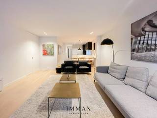 Découvrez cet appartement aux finitions élégantes situé dans une petite résidence de la Lippenslaan. La combinaison de matériaux de qualité, d'un agencement harmonieux et de la proximité immédiate   des commerces, des restaurants et de la plage en fait une offre exceptionnelle.<br /><br />En entrant dans l'appartement, vous êtes accueilli dans un hall d'entrée élégant avec un vestiaire et des toilettes pour invités. Le salon spacieux bénéficie d'une belle largeur et de beaucoup de  lumière naturelle, et s'intègre parfaitement à la cuisine ouverte entièrement équipée avec un débarras attenant. Le couloir de nuit mène à deux chambres à coucher spacieuses, chacune équipée d'armoires encastrées et d'une salle de douche attenante pour un confort optimal. La chambre principale donne directement sur l'agréable terrasse arrière, un endroit idéal pour profiter du calme.<br /><br />Possibilité d'acheter une place de parking/garage dans les environs immédiats !<br /><br />Extrait urbanistique en cours de demande.<br /><br />N'hésitez pas à nous contacter pour plus d'informations : tél. : 050 62 44 14 ou via knokke@immax.be<br />