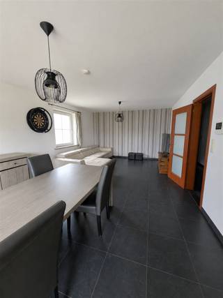 <p>Dellaertsdreef 2C bus 3 – Evergem (Sleidinge)</p><p>Dit recent en energiezuinig appartement op de eerste verdieping geniet van een uitstekende centrale ligging in Sleidinge. Winkels, horeca, openbaar vervoer en andere dagelijkse voorzieningen bevinden zich op wandelafstand.</p><p>Interesse? Vul het contactformulier in met jouw telefoonnummer en gegevens om een bezoekmoment in te plannen.<br />Onmiddellijk vrij, start voorzien op 01/09/2026</p><p>Dankzij de vele ramen is het appartement bijzonder lichtrijk en geniet u van een aangenaam, open uitzicht. De ruime leefruimte sluit aan op de moderne, volledig ingerichte keuken met recente toestellen en aansluitende berging. Vanuit de leefruimte heeft u toegang tot het balkon.<br />Het appartement beschikt over twee slaapkamers, een ruime badkamer met bad en een afzonderlijk toilet. Bovendien is een garage met elektriciteitsvoorziening inbegrepen, ideaal voor extra comfort en bergruimte.</p><p>Indeling:</p><p>Inkomhal<br />Lichtrijke leefruimte<br />Open, ingerichte keuken met recente toestellen<br />2 slaapkamers<br />Badkamer met bad<br />Afzonderlijk toilet<br />Balkon <br />Garage met elektriciteit</p><br /><p>Recent appartement (bouwjaar 2007)<br />EPC-label A<br />Energiezuinig dankzij warmtepomp<br />Veel natuurlijke lichtinval<br />Centrale ligging in Sleidinge<br />Winkels, horeca en openbaar vervoer op wandelafstand<br />Garage inbegrepen</p><p>Een ideaal appartement voor wie op zoek is naar comfortabel en energiezuinig wonen op een rustige, maar uiterst centrale locatie.</p><br />
