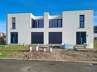 Lot 102 is een gesloten bebouwing op een grondoppervlakte van 203 m² en met een totale bewoonbare oppervlakte van 160 m². Moderne bouwstijl : 2 bouwlagen met plat dak. <strong>GELIJKVLOERS</strong>: inkom, wc, ruime living, open keuken met eiland, ruime garage met berging. Mooie tuin. <strong>EERSTE VERDIEPING</strong>: 1 grote slaapkamer voor de ouders, 2 ruime kinderkamers, ingerichte badkamer met inloopdouche, ligbad, badkamermeubel met dubbele lavabo, aparte wc en technische ruimte. Deze woning heeft aan de slaapkamers van de ouders een groot zonneterras. Deze woning wordt volledig afgewerkt aangeboden met ingerichte keuken en badkamer, bevloering en vloerverwarming. Energieneutrale woning (E -8) dankzij doorgedreven isolatiepakket, ventilatiesysteem D, ruim pakket zonnepanelen en warmtepomp. Dit betekent niet enkel grote besparingen op je energiefactuur, maar ook 5 jaar geen onroerende voorheffing én betere voorwaarden voor je lening.  Deze woning wordt gebouwd in een nieuw woonproject in het centrum van Sijsele, meer bepaald naast het woonzorgcentrum De Stek. Rustig gelegen en veel groene ruimte aanwezig. Goeie mobiliteit met winkels, scholen en ontspanningsmogelijkheden vlakbij. <br /><br />Prijs excl. btw en kosten. Voor meer informatie bel 09 280 60 60 of mail naar info@durabrik.be<br />Download de brochure op https://durabrik.immo/sijsele-nieuwe-weg.<br /><br />* Afbeeldingen en oppervlaktes zijn indicatief.