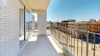 Lichtrijk <strong>nieuwbouwappartement</strong> met <strong>2 volwaardige slaapkamers en top afwerking!</strong> <br /><br />Dit nieuwbouwappartement van het project De Groene Poort is gelegen midden in de nieuwe dynamische "Slachthuisbuurt" en nabij invalswegen, de binnensingel, park Spoor Noord, restaurants en winkels.<br /><br />Via de inkomhal met <strong>vestiairekast</strong> komt u in een uiterst lichtrijke leefruimte met zon langs beide kanten dankzij de <strong>hoekindeling</strong>. Verder een aangenaam <strong>terras met weids uitzicht. </strong>Het appartement beschikt over een <strong>volledig uitgeruste keuken.</strong> Verder zijn er<strong> 2 volwaardige slaapkamers met ingemaakte kasten</strong> en een badkamer met lavabomeubel, <strong>inloopdouche</strong>, spiegelkast en handdoekdroger. Een apart toilet, en een aparte berging met alle technische voorzieningen en nodige aansluitingen voor wasmachine en droogkast maken het comfort volledig.<br /><br />De <strong>provisie voor gemeenschappelijke kosten bedraagt 200 EUR per maand</strong>, inclusief verwarming en gemeenschappelijke kosten. Een ondergrondse <strong>parkeerplaats mét laadpaal (nr 75 op -1),</strong> is verplicht af te nemen aan 145 EUR per maand. Daarnaast is er een ruime gemeenschappelijke fietsenstalling, inbegrepen in de huurprijs.<br /><br />Het appartement - volledig geschilderd met structuurverf en voorzien van hoogwaardige verlichting, ingemaakt kastenwerk en gordijnrails - is instapklaar en onmiddellijk beschikbaar.