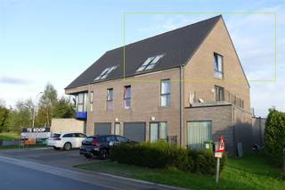Opbrengsteigendom: verhuurd duplexappartement. In een gebouw met 4 woningen. 2 slaapkamers waarvan de bovenste 30m² groot! Gezellige woonkamer...