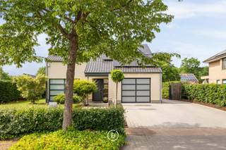 Située dans le quartier calme de Bret-Gelieren, cette maison familiale individuelle est située sur un terrain de 915 m². La maison est prête à emménager, bien entretenue et dispose d'un agencement pratique avec une surface habitable de 181 m².<br /><br />Le salon bénéficie de beaucoup de lumière naturelle et est connecté à la cuisine entièrement équipée. De plus, la maison dispose de trois chambres à coucher complètes, d'une salle de bains rénovée et d'un espace de bureau ou de pratique séparé. Cet espace est également adapté pour un hobby ou une pièce supplémentaire.<br /><br />Un atout important est la cave spacieuse de 104 m², qui offre un espace de stockage supplémentaire et peut également servir de hobby, d'espace de travail ou de rangement pratique.<br /><br />Le jardin est aménagé avec soin et équipé d'un système d'arrosage automatique et d'un éclairage de jardin. À l'arrière se trouve une remise de jardin de 25 m², offrant un espace de stockage supplémentaire et une facilité d'utilisation.<br /><br />De plus, la maison dispose de 26 panneaux solaires, d'une borne de recharge et d'une installation d'alarme avec des caméras. La maison est livrée avec une inspection électrique conforme, un réservoir de mazout certifié, un label énergétique favorable avec un score de 216 kWh/m² par an et un certificat de sécurité amiantée.<br /><br />Grâce à son emplacement calme, à son bon état d'entretien et à la combinaison d'espace de vie, d'espace de pratique, de cave et de jardin, cette maison est intéressante pour les familles, les travailleurs indépendants ou les télétravailleurs.<br /><br />La première visite aura lieu le samedi 13 juin, sur rendez-vous.