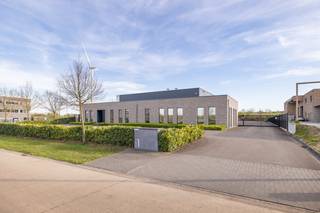 Ce bâtiment d'affaires situé à Vossenbergstraat 1 bénéficie d'un excellent emplacement dans un quartier moderne de PME à Dilsen-Stokkem. Le bâtiment a été construit en 2016, est en excellent état d'entretien et est entièrement prêt pour diverses activités professionnelles.<br /><br />L'emplacement stratégique est un atout absolu. Grâce à la liaison fluide avec Maasmechelen, Genk, Maaseik et les centres d'affaires environnants, ce bâtiment bénéficie d'une accessibilité optimale. En outre, la N75, la E314 en direction de Louvain/Bruxelles et des Pays-Bas, et la E313 en direction d'Anvers/Liège se trouvent à une courte distance.<br /><br />Le bâtiment combine un espace d'affaires fonctionnel avec des bureaux confortables. Il y a un entrepôt spacieux d'environ 400 m², complété par environ 280 m² de bureaux. Le bâtiment dispose également d'installations sanitaires, d'un réfectoire, de portes sectionnelles, etc.<br /><br />À l'extérieur, vous pourrez profiter d'un terrain spacieux de 3 940 m² offrant une grande marge de manœuvre, de nombreuses possibilités de stationnement et d'intéressantes possibilités d'extension à long terme.<br /><br />Surfaces :<br /><br />- Superficie du terrain : 3 940 m²<br />- Surface bâtie : 680 m²<br />- Surface de bureau : 280 m²<br />- Surface de stockage/entrepôt : 400 m²<br /><br />Une base multifonctionnelle et bien entretenue pour les entreprises qui valorisent l'apparence, l'accessibilité et le potentiel de croissance.<br /><br /><br />Registre des mesures: non