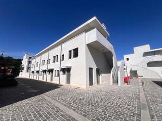 <p><span>In de vernieuwde stadswijk DijleDelta-Bottelarij, gelegen tussen het Klein Begijnhof en de bruisende Vaartkom, bieden wij u met trots deze multifunctionele woning aan. Dit nieuwbouwproject bevindt zich op wandelafstand van het historische centrum van Leuven en geniet van een goede bereikbaarheid met een vlotte verbinding naar belangrijkste invalswegen en werd in 2025 gerealiseerd door de gerenommeerde projectontwikkelaar Virix en ontworpen door Robbrecht & Daem architecten.</span></p><p><span> </span></p><p><span>Met een bewoonbare oppervlakte van maar liefst 253 m² biedt deze energiezuinige woning bijzonder veel ruimte en tal van mogelijkheden. De woning wordt semi-afgewerkt aangeboden, inclusief alle technieken, chape en pleisterwerken, zodat u de afwerking volledig naar eigen smaak kunt realiseren.</span></p><p><span> </span></p><p><span>Op het gelijkvloers bevindt zich een inkomhal met vestiaire en gastentoilet, een lichtrijke leefruimte met zicht op de gezellige stadstuin, evenals de aansluitingen voor een open keuken. De eerste verdieping omvat een nachthal, twee volwaardige slaapkamers, een praktische berging, een badkamer en een apart toilet.</span></p><p><span> </span></p><p><span>De absolute meerwaarde van deze woning bevindt zich op de tweede en derde verdieping. Deze beschikken over twee bijkomende kamers/studentenkamers, een badkamer, een apart toilet, een keuken en een terras. Dankzij de aparte inkom is dit gedeelte uitermate geschikt voor de verhuur van studentenkamers, als zorgwoning of als uitbreiding van de gezinswoning. En dit steeds binnen de geldende regelgeving.</span></p><p><span> </span></p><p><span>Daarnaast beschikt de woning over een onderhoudsvriendelijke stadstuin met terras waar het heerlijk vertoeven is en een individuele kelder en bestaat de mogelijkheid om één of meerdere autostaanplaatsen bij aan te kopen.</span></p><p><span> </span></p><p><span>Kortom, deze energiezuinige, ruime en multifunctionele woning met stadstuin in het centrum van Leuven is zeker uw bezoek waard.</span></p><p><span> </span></p><p><span>Verkoop onder het btw-stelsel. Het verlaagde btw-tarief van 6% is mogelijk, mits voldaan wordt aan de geldende voorwaarden.</span></p><p><span> </span></p>