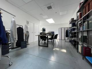 <span>Kwalitatief kantoor op toplocatie in het centrum van Temse, nabij openbaar vervoer en invalswegen. <br />Dit modern kantoor (A2) met een oppervlakte van 57 m² maakt deel uit van het <strong>HUB business-center</strong>. <br /><br />Het kantoor werd kwalitatief afgewerkt en is <strong>voorzien van alle comfort</strong> en eigen sanitair. Gunstig EPC met <strong>label B</strong> <em>(referentie: 46025-G-OMV_2018086954/EP14805/A001/D01/SD001)</em><br /> <br />De maandelijkse huurprijs bedraagt <strong>€ 650 + € 250 kosten + BTW </strong><br /><em><u><strong>De kosten omvatten:</strong> </u>verbruik van nutsvoorzieningen, airco en verwarming, gebruik van parking, internet (wifi) op een afgesloten netwerk, camerabewaking, gebruik en verbruik van 1 telefonielijn (incl. toestel), bestickering van deur en logo in de doorrit en brievenbus, afvalverwerking). </em><br /><br />Het kantoor is <strong>onmiddellijk beschikbaar</strong>. </span><br /><br />Interesse? Bel voor info of een vrijblijvend bezoek naar 03/502.98.74 of mail <strong>cvg@claves.be </strong>