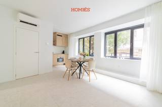 Dit energiezuinige en volledig gerenoveerde appartement bevindt zich op een uitstekende ligging vlakbij het centrum en het Ladeuzeplein. De unit maakt deel uit van een kleinschalig gebouw dat in 2024 volledig werd vernieuwd volgens hedendaagse normen en met oog voor duurzaamheid. Het appartement beschikt over een aangename en lichtrijke leefruimte met open keuken en eetplaats. De slaapkamer is comfortabel en sluit rechtstreeks aan op een moderne ensuite badkamer. Verder is er een praktische berging met aansluiting voor wasmachine. Het appartement wordt volledig bemeubeld verkocht, waardoor het onmiddellijk instapklaar is. Op technisch vlak is het appartement volledig future-proof dankzij een lucht-lucht warmtepomp voor verwarming en koeling, zonnepanelen, een ventilatiesysteem en nieuwe ramen. Dit resulteert in een uitstekende energieprestatie met EPC-label A en lage verbruikskosten. Elke unit beschikt over individuele meters voor elektriciteit en verwarming. Het gebouw is uitgerust met een lift en beschikt over conforme elektriciteitskeuringen en is volledig asbestvrij. Bovendien geniet je van een vrijstelling van onroerende voorheffing tot en met 2029, wat een bijkomende financiële troef vormt. Door de beperkte oppervlakte is dit appartement geschikt voor zowel studenten als vaste bewoners, wat het ideaal maakt als investering. Bijkomend kan een handige berging aangekocht worden voor slechts 2.500 €. Neem snel contact op met ons via info@homies.be of via 016/22 82 22!