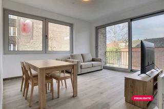 Gerenoveerde en lichtrijke studio met 1 slaapkamer en terras nabij het centrum van Roeselare.De studio heeft volgende indeling:- Lichtrijke leefruimte- Open keuken voorzien van kookplaat met dampkap, spoelbak en ingemaakte kasten- Berging voorzien van aansluiting wasmachine- Apart toilet- Badkamer voorzien van lavabo in meubel en douche- Slaapkamer- TerrasExtra kenmerken:- Gerenoveerde en lichtrijke studio- Lift aanwezig in het gebouw- Centraal gelegen nabij openbaar vervoer, winkels, centrum, scholen,...Deze AI-visualisaties zijn bedoeld als inspiratie. Er werd geen rekening gehouden met technische specificaties, stedenbouwkundige voorschriften of de concrete mogelijkheden tot realisatie.