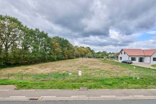 <p>Mooi gelegen bouwgrond op een residentiële locatie met uitstekende verbinding naar belangrijke invalswegen. Op de Eikenenweg ter hoogte van huisnummer 23 bieden we dit ruim perceel bouwgrond aan. Deze verkaveling bestaat uit 3 loten; namelijk lot 1 geschikt voor het bouwen van een open bebouwing, lot 2 en 3 voor een halfopen bebouwing. De percelen hebben allen een ideale zuidwestelijke oriëntatie en bieden zeer veel woonkwaliteit. Overal dichtbij en toch voornamelijk zicht op groen. Dankzij het fietspad is dit de perfecte vertrekbasis voor de recreatieve sporter.</p><p>Het verkavelingsplan en de bijhorende bouwvoorschriften kan je bekijken onder "downloads".</p><p>Lot 1 is 9a87ca groot en is geschikt voor het bouwen van een open bebouwing. Ruime tuinzone en zuidwestelijk georiënteerd.</p><p>De beknotte bouwvoorschriften zijn als volgt:<br />- inplanting van het gebouw op min. 8m van de rooilijn en minstens 3m van de zijdelingse perceelsgrens<br />- geschikt voor het bouwen van een eengezinswoning, zorgwoning toegelaten<br />- nevenfuncties (zoals kantoor en vrij beroep) zijn toegestaan onder voorwaarden<br />- bijgebouwen kunnen opgericht worden als bijv. berging, maar niet als garage<br />- Voertuigen stallen is mogelijk: onoverdekt, carport<br />- 2 bouwlagen met plat dak of zadeldak</p><p>Op zoek naar een mooi perceel bouwgrond om je droomwoning te realiseren? Contacteer ons voor meer info op 011/39 90 50 of info@jansenrealestate.be</p><p>Wij ontzorgen je ook voor de verkoop van je huidige woning! Voor meer uitleg helpen we je graag verder.</p>