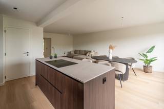 Totaalrenovatie 2026 van 4 appartementen.
GVL: Verkocht
Verdieping 1: Verkocht
Verdieping 2: Verkocht
Verdieping 3: €315.000 + €25.000 (bijhorende garagebox)
In een rustige en aangename woonomgeving te Mortsel bevindt zich dit recent en hoogwaardig gerenoveerde appartement met twee ruime slaapkamers. Dankzij de kwalitatieve afwerking, energiezuinige voorzieningen en praktische indeling is dit de ideale woonst voor eigen bewoning of een interessante investering.
Het appartement maakt deel uit van een kleinschalig gebouw met slechts vier appartementen, dat in 2026 een totaalrenovatie onderging. Bij het betreden van het appartement komt u terecht in de inkomhal met apart gastentoilet. De ruime en lichtrijke leefruimte sluit naadloos aan op de open, volledig geïnstalleerde keuken, uitgerust met een kookeiland, inductiekookplaat met geïntegreerde dampkap, vaatwasser, afzonderlijke koelkast en diepvriezer, en ruime opbergmogelijkheden. Aansluitend bevindt zich een praktische berging met aansluitingen voor wasmachine en droogkast.
Verder beschikt het appartement over twee volwaardige slaapkamers, een moderne badkamer met inloopdouche en een gezellig terras waar u in alle rust kan genieten.
Ook op technisch vlak werd niets aan het toeval overgelaten. Het gebouw werd energetisch volledig geoptimaliseerd met gevelisolatie, nieuwe hoogrendementsbeglazing en een geïsoleerd plat dak.
De elektriciteitsinstallatie is volledig conform en ook alle leidingen voor verwarming en gas werden vernieuwd.
Achteraan het gebouw bevindt zich een ruime garagebox, bereikbaar via de zijkant van het pand. Deze garage dient verplicht mee aangekocht te worden voor € 25.000.
Een instapklaar appartement waar comfort, energiezuinigheid en een rustige ligging perfect samenkomen.