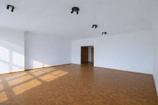 INDELINGBij het betreden van dit karaktervolle appartement komt u binnen in een ruime inkomhal die meteen charme en warmte uitstraalt. De royale...