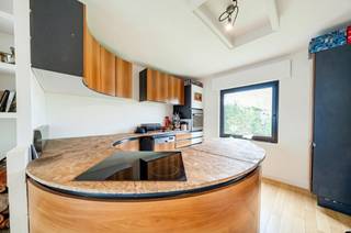 We Invest Sud-Luxembourg stelt u deze charmante bel-étage woning met drie gevels voor, ideaal gelegen in een rustige en residentiële wijk van...