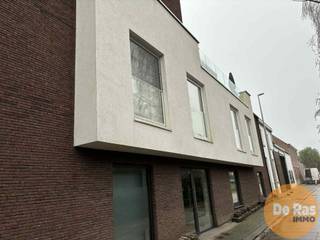 HERZELE - Recent appartement op rustige locatie<br /><br />Inschrijven voor het geplande bezoekmoment kan via de website => www.immoderas.be/afspraak-instructies<br /><br />Het pand bevindt zich in een rustige en groene residentiële omgeving. De ligging biedt een ideale combinatie van rust en bereikbaarheid: winkels, scholen en openbaar vervoer zijn vlot bereikbaar, en dankzij de nabijheid van belangrijke invalswegen zijn omliggende steden gemakkelijk te bereiken.<br /><br />Binnenin beschikt het appartement over een ruime open leefruimte die veel natuurlijke lichtinval krijgt en naadloos aansluit op de open keuken. Deze keuken is volledig uitgerust met onder meer een vaatwasser, combi-oven, keramische kookplaat en koelkast, zodat comfort en gebruiksgemak centraal staan. Vanuit de woonkamer is er toegang tot een zongericht terras. Via de centrale gang zijn twee slaapkamers bereikbaar, evenals een apart toilet, een praktische berging/wasruimte en een moderne badkamer met dubbele wastafel en een grote inloopdouche.<br /><br />Daarnaast biedt het appartement nog enkele extra troeven, zoals een privé-parkeerplaats en een gemeenschappelijke fietsenberging.<br /><br />AK: €50/maand