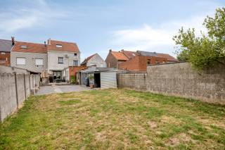 Deze prachtige woning is gelegen in de rustige gemeente Boutersem en biedt alles wat je nodig hebt voor een comfortabel en gezellig thuis. De locatie is top: tussen Leuven en Tienen, vlakbij het sportcomplex Sport'o'Droom, winkels, restaurants, uitvalswegen, enz. <br />Met een perceeloppervlakte van 3are 82ca, een zuidelijke oriëntatie van de tuin en een ruim terras, is dit de perfecte plek om te genieten van het buitenleven.<br /><br />Het huis beschikt over drie zeer ruime slaapkamers, wat ideaal is voor een gezin of voor wie graag gasten ontvangt. Daarnaast is er ook een nieuwe badkamer, een wasruimte, 2 toiletten en twee privé parkeerplaatsen, wat het woongemak compleet maakt. De woning is doorheen de jaren gerenoveerd met extra troeven: nieuwe ramen, nieuw badkamer, elektriciteit is conform, mooi keuken, airco, enz. <br /><br />De omgeving van Boutersem staat bekend om haar prachtige natuur en landelijke charme. Hier kan je heerlijk wandelen, fietsen of gewoon genieten van de rust en ruimte. <br /><br />Kortom, deze prachtige woning in Boutersem is een ideale plek voor wie op zoek is naar een gezellige thuisbasis met een heerlijke tuin en alle comfort binnen handbereik.<br />Graag een bezoek? Bel David van LED-ON-IMMO op het nummer 0476 98 91 76 of mail naar info@ledonimmo.be. Tot gauw ;)