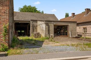 In het landelijke Hauthem, deelgemeente van Hoegaarden (grens Meldert), vinden we deze loods met een totale oppervlakte van ca. 161,65 m², aangevuld met een vooraan aangebouwde garage van ca. 41,45 m². Het geheel is gelegen op een mooi perceel van 8 are 27 centiare en beschikt achteraan over een aangename tuinzone, wat extra mogelijkheden biedt qua inrichting en gebruik. Dit eigendom biedt tal van opportuniteiten voor wie op zoek is naar opslagruimte, een atelier of een project met herbestemmingsmogelijkheden.