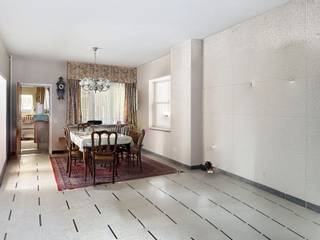 Op zoek naar een woning die u volledig naar eigen smaak kan omvormen? Deze solide gebouwde woning biedt een uitstekende basis en bijzonder veel potentieel voor wie niet terugschrikt voor een grondige renovatie.<br />De woning beschikt over een functionele indeling met onder meer een kelder en voldoende ruimte om een ruime, lichtrijke leefruimte met open keuken te creëren. Verder zijn er vier volwaardige slaapkamers, een badkamer en een aparte bureauruimte die perfect kan worden ingericht als thuiswerkplek of als tweede badkamer.<br />De aanwezigheid van een bergzolder zorgt voor extra opbergruimte.<br /><br />Buiten geniet u van een aangename zuidgerichte tuin (Z-tuin), ideaal om volop van de zon te profiteren. Achteraan het perceel is er bovendien ruimte voorzien voor het plaatsen van een carport of meerdere autostaanplaatsen. Ook vooraan het pand is parkeergelegenheid aanwezig.<br />Kortom, een woning met stevige structuur en een waaier aan mogelijkheden voor wie zijn eigen woonproject wil realiseren op een gunstige locatie.<br /><br />Asbest(constructies) in tuin worden nog door de eigenaar verwijderd.<br /><br />Dit pand is onderhevig aan de renovatieverplichting die door de Vlaamse overheid wordt opgelegd voor residentiële gebouwen. <br />Consulteer voor meer informatie :<br />https://www.vlaanderen.be/een-woning-kopen/renovatieverplichting-voor-residentiele-gebouwen<br />Het lage energiepeil kan aangewend worden om bij renovatie gebruik te maken van verschillende renovatiepremies.<br />https://www.vlaanderen.be/premies-voor-renovatie