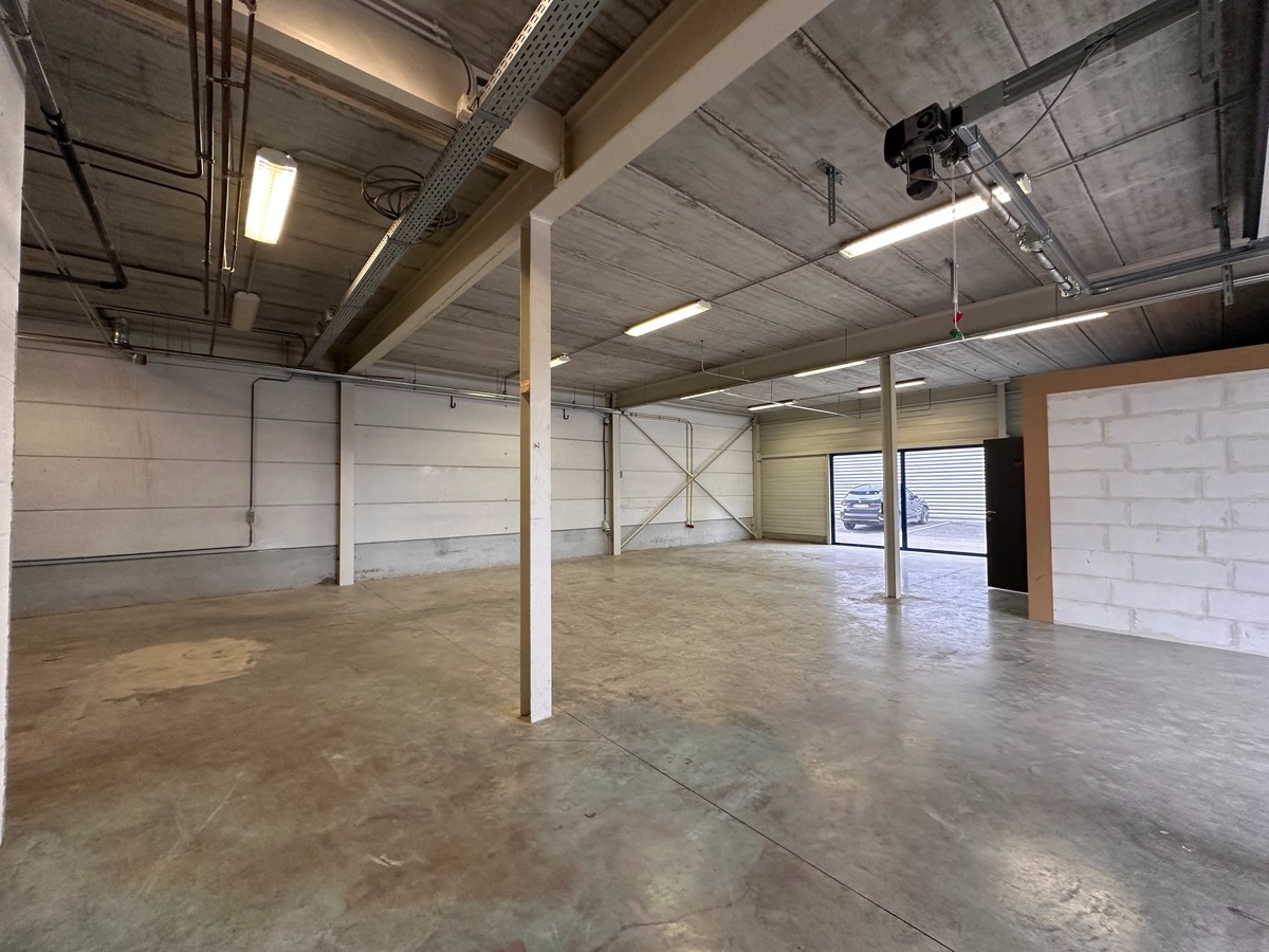 Magazijn/Opslagplaats met een oppervlakte van 170m² met bureauruimte - foto 4