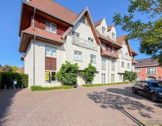 <p>Op een <strong>BEVOORRECHTE LIGGING </strong>te Zottegem treft u dit extra ruim en instapklaar appartement. Gelegen in het centrum, vlakbij station, .. Bij de oprichting werd vooral de indeling zeer praktisch opgevat alsook stond een <strong>HOOGSTAANDE AFWERKING</strong> hier centraal met<strong> KWALITEITSVOLLE MATERIALEN</strong> zoals massieve deuren.</p>

<p><br />Even een kleine rondleiding: inkom met afzonderlijk toilet, woonkamer met open en ingerichte keuken, praktische berging, <strong>2 VOLWAARDIGE SLAAPKAMERS</strong> en een badkamer. Buitenshuis treffen we nog een volledig <strong>AFGESLOTEN TUIN</strong> met aangenaam <strong>ZONNIG TERRAS</strong>. Tevens is er ook een <strong>GARAGE </strong>ter beschikking!<br /><br /><span><strong>Sommige beelden in deze publicatie werden met behulp van artificiële intelligentie gegenereerd!</strong></span><br /><br /><strong>Adres:</strong> Elenestraat 18 bus 001 - 9620 Zottegem<br />Onmiddellijk beschikbaar</p>

<p>Huurprijs: €1000,00/maand + €130,00/maand syndic<br />EPC: 86 kWh/m²</p>