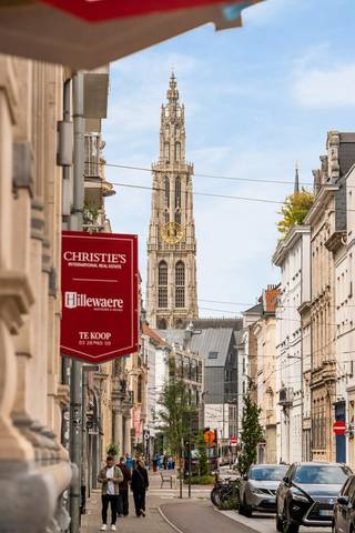 Midden in het historische centrum van Antwerpen, op een steenworp van de Meir, Groenplaats en Grote Markt, bevindt zich deze uitzonderlijke duplex kantoorruimte van circa 350 m².<br /><br />Het kantoor maakt deel uit van Residentie Belvédère aan de Lange Nieuwstraat 38-40, een imposant historisch pand in neo-Vlaamserenaissance-stijl en vastgesteld bouwkundig erfgoed. Het gebouw werd oorspronkelijk ontworpen door de gerenommeerde Antwerpse architecten Léonard en Henri Blomme en vormt vandaag een bijzonder architecturaal kader voor wie op zoek is naar een kantoor met uitstraling, karakter en representativiteit.<br /><br />Ook de ligging kreeg recent een belangrijke upgrade. De Lange Nieuwstraat werd volledig heraangelegd als onderdeel van de vernieuwde Stadslus en vormt een rechtstreekse verbinding tussen verschillende van de meest prominente locaties in de Antwerpse binnenstad. De Meir, Groenplaats, Grote Markt, openbaar vervoer, horeca, winkels en publieke parkings bevinden zich allemaal op wandelafstand.<br /><br />De kantoorruimte zelf onderscheidt zich vooral door haar schaal. Grote, volwaardige ruimtes, hoge plafonds en karaktervolle raampartijen creëren een bijzonder gevoel van openheid en bieden tegelijkertijd veel vrijheid naar inrichting en gebruik.<br /><br />Het geheel is verdeeld over meerdere niveaus en beschikt over twee afzonderlijke toegangen. Hierdoor kunnen verschillende activiteiten of afdelingen onafhankelijk van elkaar functioneren en biedt het pand ook interessante mogelijkheden om de kantooromgeving functioneel op te delen. Daarnaast beschikt het kantoor over een keuken, sanitaire voorzieningen, technische ruimte en een tweede vluchtweg.<br /><br />De combinatie van circa 350 m² oppervlakte, twee toegangen en uitzonderlijk grote ruimtes maakt het pand geschikt voor uiteenlopende professionele invullingen: van een representatief hoofdkantoor of advocaten- en consultancykantoor tot een praktijk, atelier, showroom of combinatie van verschillende activiteiten.<br /><br />Een uitzonderlijk aanbod voor wie niet alleen vierkante meters zoekt, maar ook belang hecht aan: locatie, architectuur en representativiteit.<br /><br />Bijzonderheden: <br />- Ca. 350 m² kantooroppervlakte<br />- Absolute centrumlocatie in de Lange Nieuwstraat<br />- Vlak bij de Meir, Groenplaats en Grote Markt<br />- Recent volledig heraangelegde straat<br />- Gelegen in Residentie Belvédère<br />- Vastgesteld bouwkundig erfgoed met historische en architecturale waarde<br />- Twee afzonderlijke toegangen<br />- Mogelijkheid tot functionele opsplitsing<br />- Hoge plafonds en karaktervolle raampartijen<br />- Keuken en sanitaire voorzieningen<br />- Maandelijkse provisie: €128/maand.