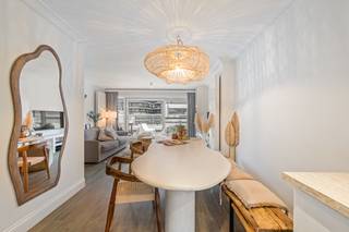 Dit luxueus afgewerkt penthouse bevindt zich op een toplocatie in het centrum van Blankenberge, op wandelafstand van de winkels en op slechts 2 minuten stappen van de zeedijk. Het appartement combineert comfort, kwaliteit en een uitzonderlijke lichtinval.<br /><br />Dankzij de twee ruime terrassen, zowel aan de voor- als achterkant, geniet u de hele dag door van zon en frisse zeelucht.<br />Binnenin vindt u een lichtrijke woonkamer met open zicht, en een volledig ingerichte keuken voorzien van alle nodige toestellen. De ruime slaapkamer is uitgerust met airconditioning voor optimaal comfort. De badkamer beschikt over een moderne douche.<br /><br />Op dezelfde verdieping beschikt het penthouse bovendien over een aparte wasruimte, wat een extra troef is voor dagelijks gebruik.<br />Het appartement bevindt zich op de 5e verdieping. Let wel: de lift gaat tot de 4de verdieping, maar er zijn nog enkele trappen te doen tot aan de ingang van het penthouse.<br /><br />Een extra troef is dat het appartement volledig bemeubeld en ingericht wordt verkocht — ideaal voor wie meteen wil intrekken of op zoek is naar een zorgeloos tweede verblijf.<br /><br /><br />Dit is de ideale woonst of tweede verblijfplaats voor wie houdt van luxe, licht en een uitstekende ligging nabij zee.