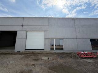 <p>Nieuwbouw KMO-unit te koop in Kampenhout, met een gelijkvloerse oppervlakte van 216 m² en een verdieping van 71 m². Oplevering voorzien in augustus 2026.</p>
<p>Strategisch gelegen langs de Mechelsesteenweg (N26), met een vlotte verbinding naar de E19 en E40 richting Brussel, Antwerpen en Gent — wat zorgt voor uitstekende bereikbaarheid én zichtbaarheid.</p>
<p>De unit biedt een kwalitatieve opslagruimte met een vrije hoogte van ca. 6 m, toegankelijk via een automatische sectionaalpoort (4 x 4,2 m) en een aparte inkomdeur. Voorzien van een gepolierde en gewapende betonvloer (2.500 kg/m²), lichtstraten met rookluik, een geïsoleerd dak en een regenwaterput (5.000 L).</p>
<p>Gelegen in Business Park Overdevaert te Kampenhout, met camerabewaking, LED-verlichting en branddetectie. Inclusief 2 privatieve parkeerplaatsen en de mogelijkheid tot laadpalen.</p>
<p>Contacteer Structura.biz voor bijkomende informatie en/of een bezoek — 02/462.32.00!</p>